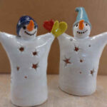 Lustige Schneemänner aus Keramik