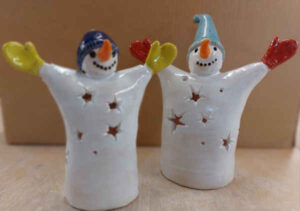 Lustige Schneemänner aus Keramik