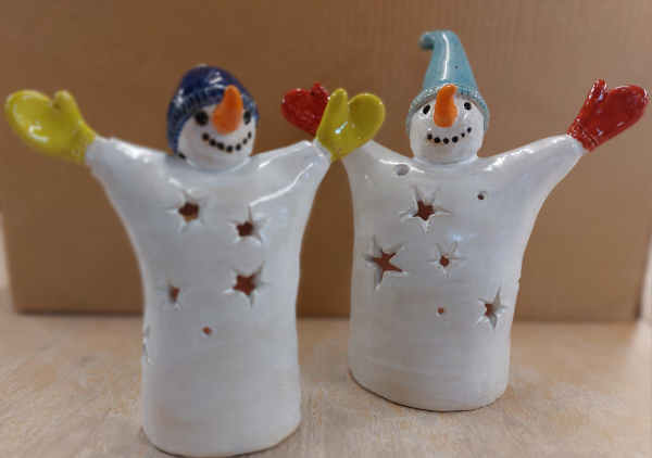Lustige Schneemänner aus Keramik