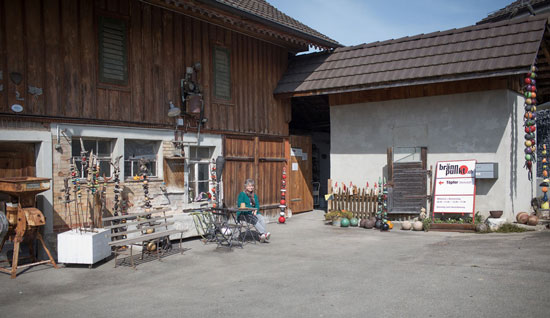 Eingang der Töpferwerkstatt brännpunkt